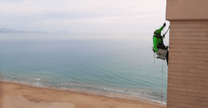 Trabajador de Verticales y Servicios trabajando en suspensión en fachada