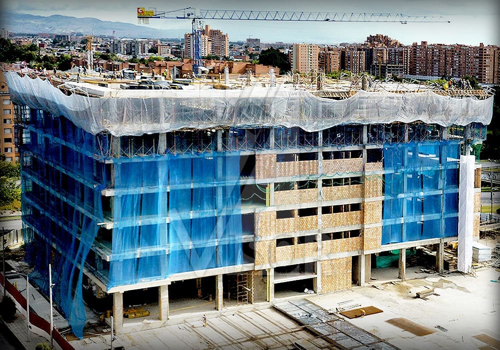 Obra con sistema de redes tipo V instalado en la zona superior del edificio