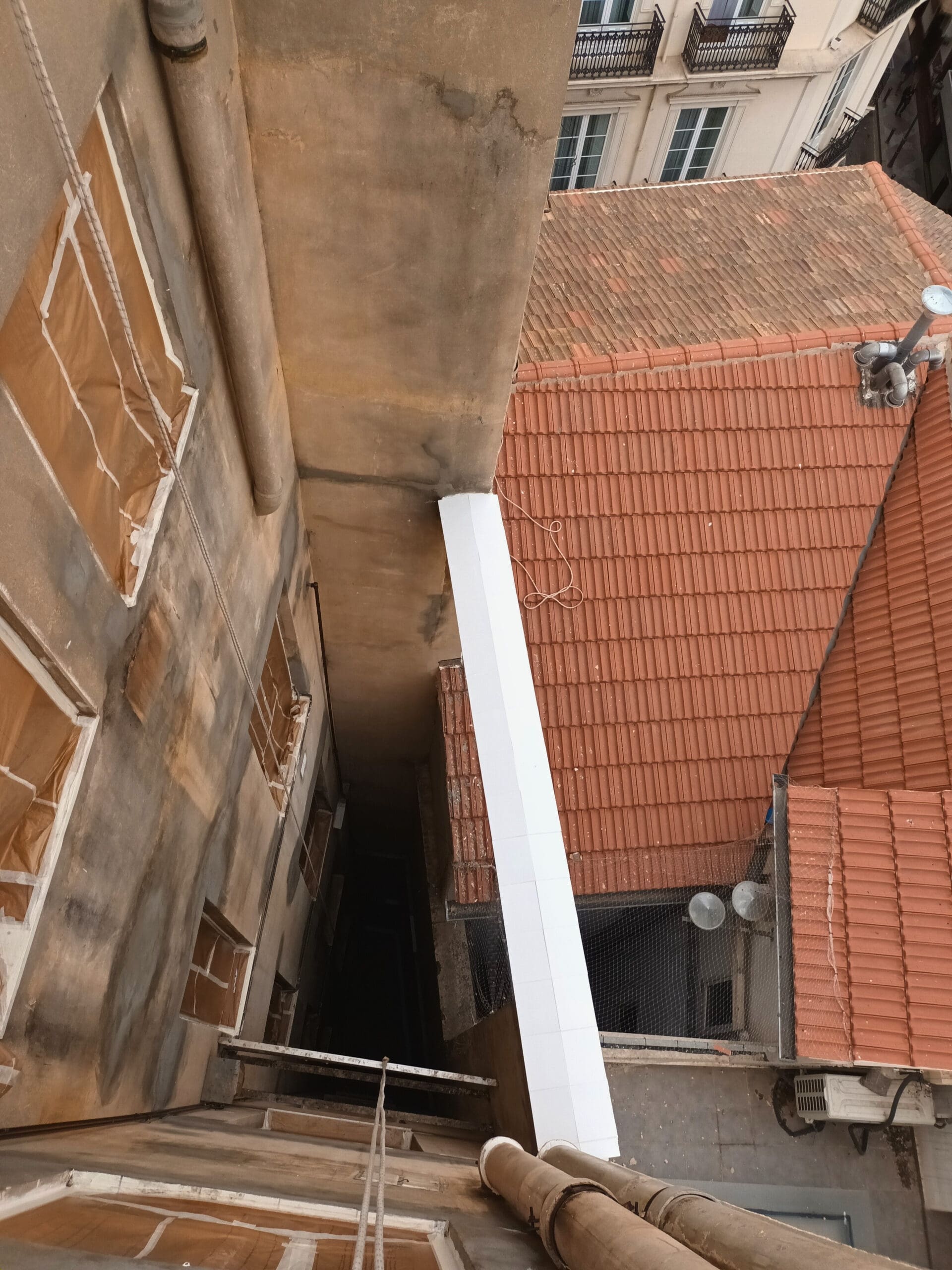 Pintura patio interior Alicante (antes) Pintura de patio interior en Alicante. Antes: paredes oscuras y desgastadas