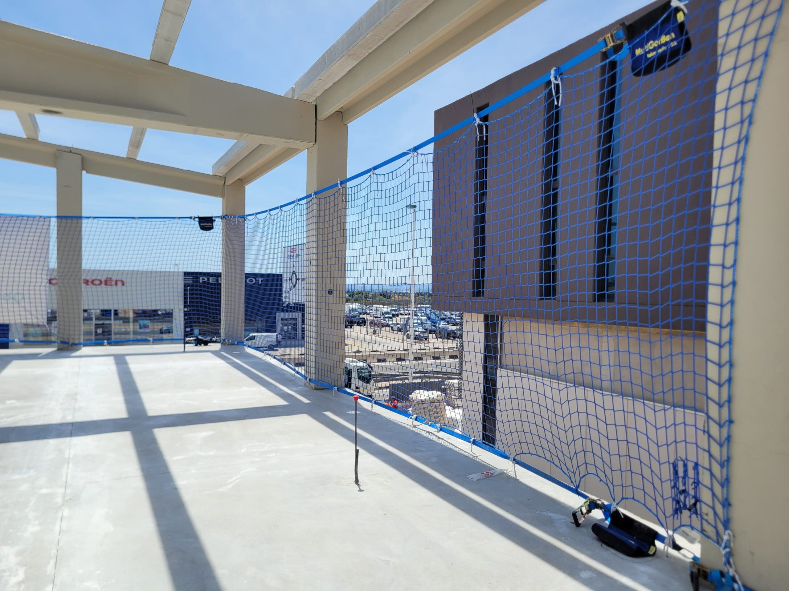 Instalación de redes de cierre perimetral en obra de nave industrial