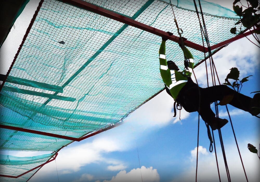 Operario instalando redes de seguridad tipo "T" mediante técnicas de trabajo vertical