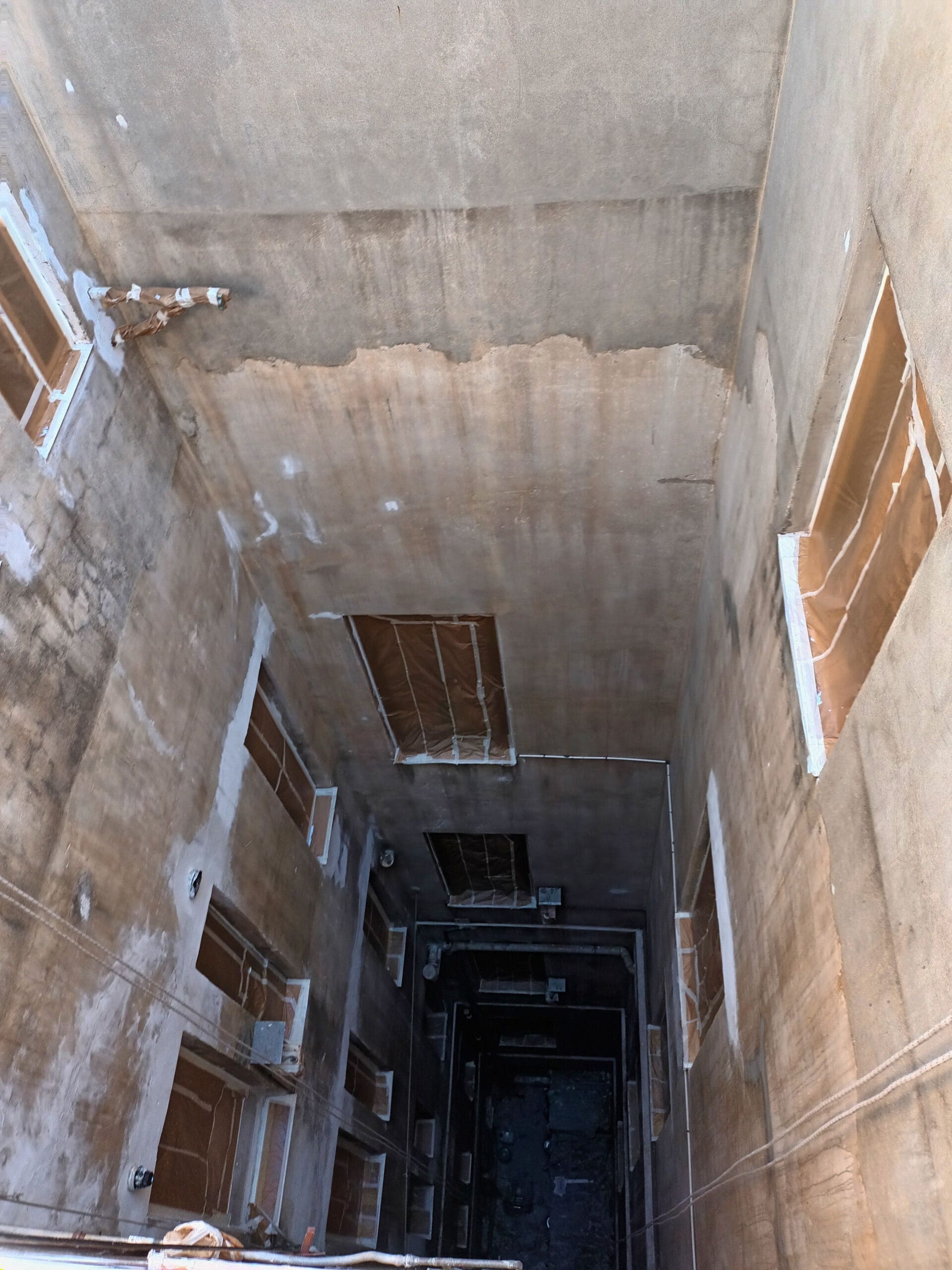 Rehabilitar patio Alicante (antes) Rehabilitación de patio en Alicante. Antes: fachada deteriorada y sucia