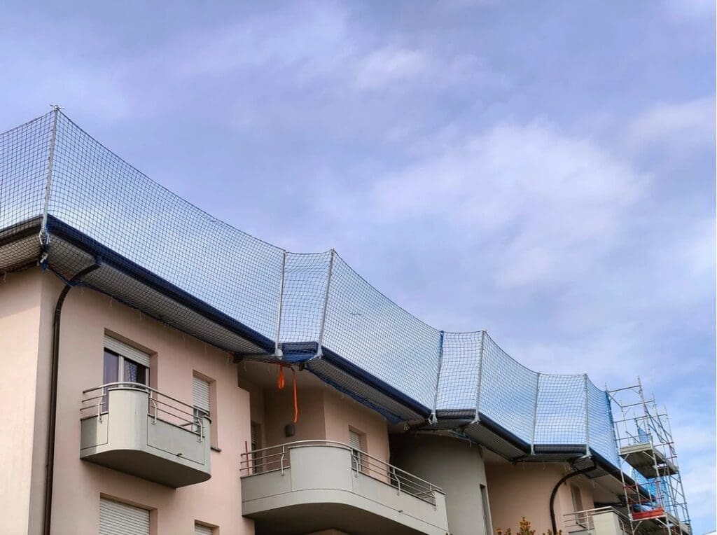 Instalación de redes de protección perimetral tipo U en edificio residencial