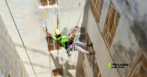 Operario de Verticales y Servicios realizando trabajos de rehabilitación de patio de luces en comunidad de propietarios.