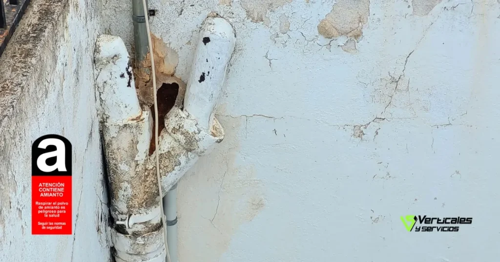 Tubería con amianto deteriorada por este.