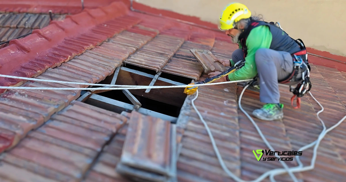 Trabajador cambiando las tejas para que no haya filtraciones de agua en tejados.