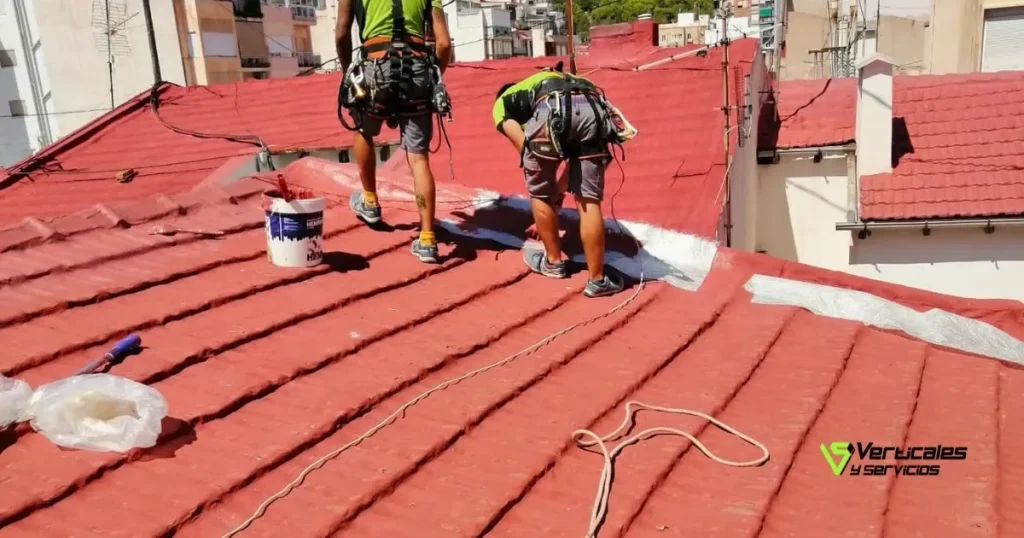 Trabajadores de Verticales y Servicios aplicando material antigoteras.