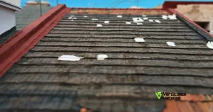 Tejado con parches de tela asfáltica.