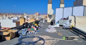 Zona exterior en tejado con herramientas y utensilios a utilizar cuando es obligatorio retirar la uralita de las casas.