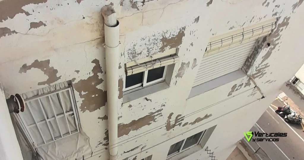 Patio de luces del que se observa requiere de inmediata actuación en trabajos verticales.