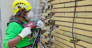 Trabajador de Verticalesyservicios, haciendo un mantenimiento de fachadas.