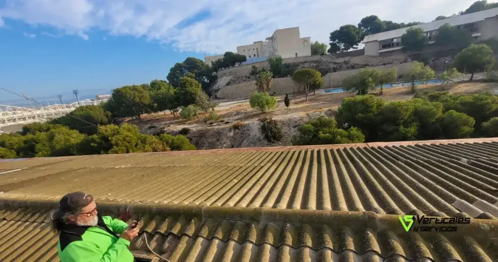 Tejado antiguo de uralita en el que se inician los trabajos de retirada de amianto en VyS.