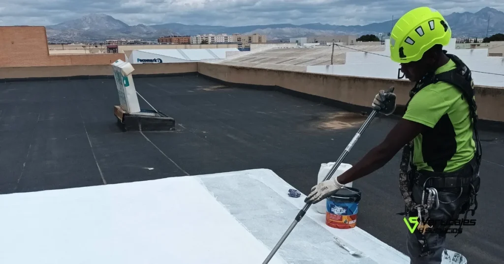 Técnico de Verticales y Servicios en plena ejecución de uno de los sistemas de impermeabilización de cubiertas.