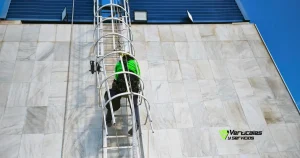 Operario de Verticales y Servicios efectuando una actuación de control documental en obras de comunidades y edificios públicos.