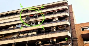 Operarios de Verticales y Servicios efectuando trabajos en altura profesionales.