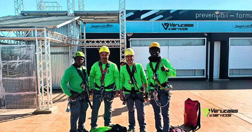 Trabajadores en cursos formativos en trabajos en altura impartidos por Verticales y Servicios.