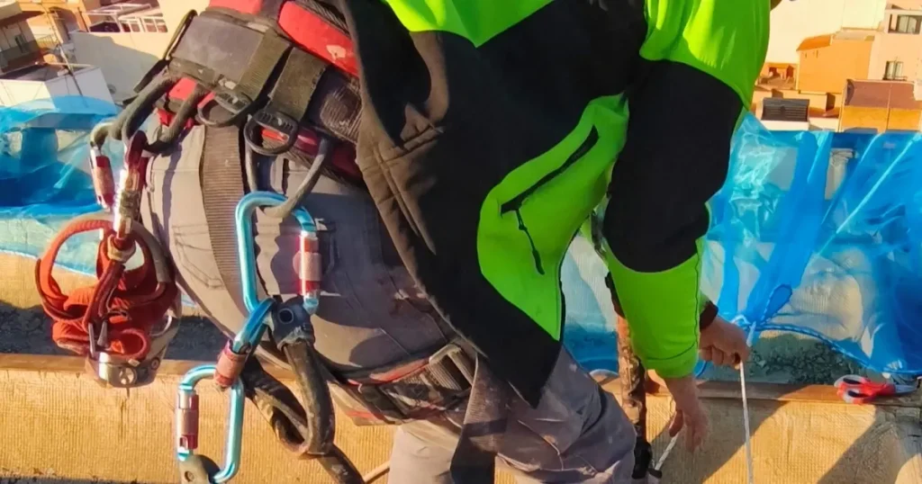 Operario revisando las medidas de seguridad para trabajos en altura.