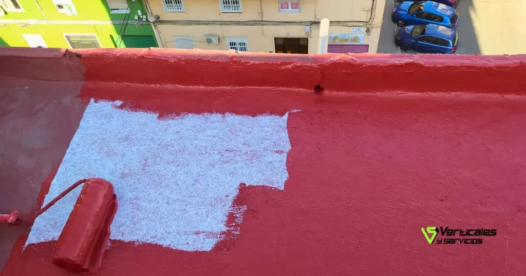 Capa de sellado y protección final para efectuar un mantenimiento preventivo en un tejado de tejas.