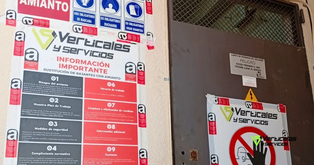 Placas indicativas para identificar la retirada de amianto y zona exclusiva para personas autorizadas.