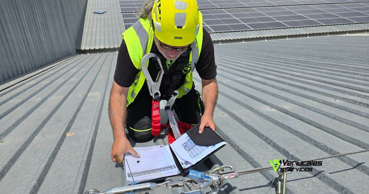 Operario de Verticales y Servicios elaborando un plan de rescate para una línea de vida horizontal.