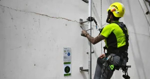 Operario de Verticales y Servicios subido a líneas de vida verticales para efectuar sus trabajos.