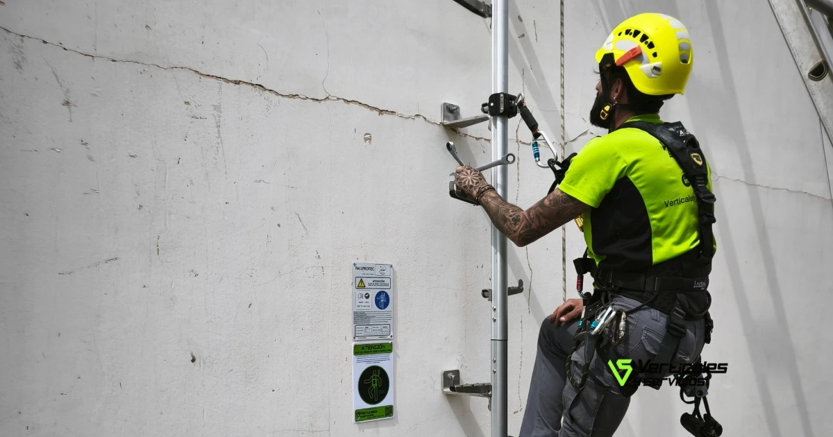 Operario de Verticales y Servicios subido a líneas de vida verticales para efectuar sus trabajos.