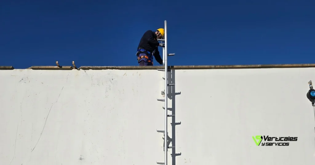 Actuación en fachada con línea de vida vertical.