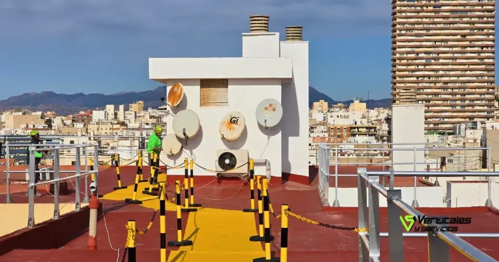 Montaje de medidas de protección colectiva por parte de un operario de Verticales y Servicios.