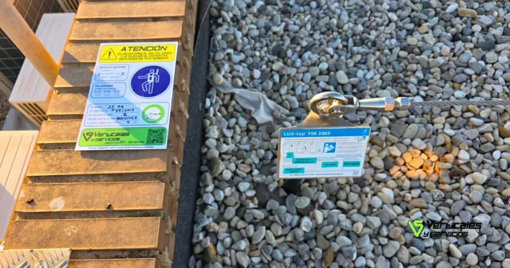 Cartel que indica la certificación de líneas de vida tras revisión.