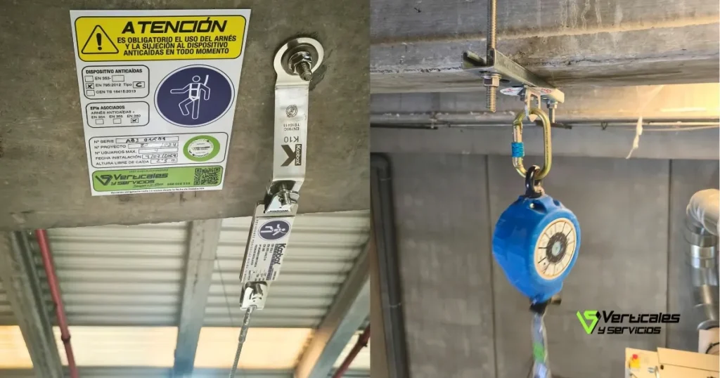 Composición de dos fotografías que muestran sistemas de anclaje. A la izquierda, una placa informativa de seguridad junto a un anclaje metálico fijado a un techo de hormigón. A la derecha, un dispositivo anticaídas retráctil de color azul suspendido de un raíl metálico mediante un mosquetón.